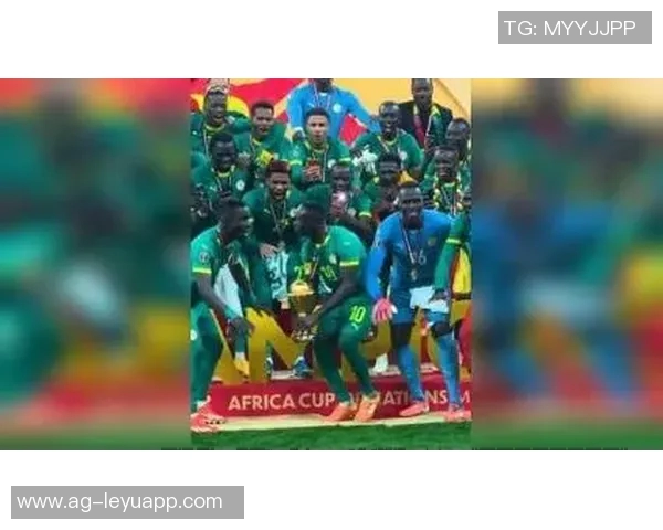 塞内加尔队长马内庆祝夺冠与队友合影感恩支持者的温暖瞬间